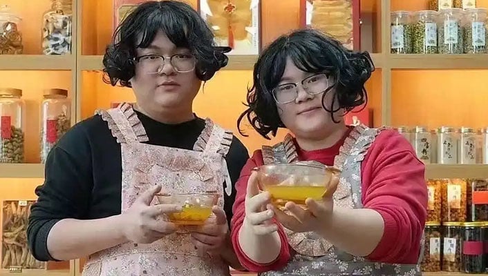 ایک دوسرے سے بہت زیادہ مشابہہ نظر آنے والا چینی جوڑا—تصویر بشکریہ غیر ملکی میڈیا