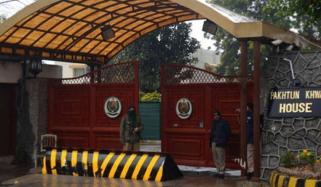 ُPTI رہنماؤں کے وارنٹ گرفتاری کا معاملہ، اسلام آباد پولیس کے پی ہاؤس پہنچ گئی