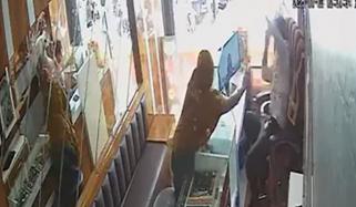 بھارت: خاتون نے سنار کی آنکھوں میں سرخ مرچیں ڈال دیں، لوٹنے کی کوشش ناکام 