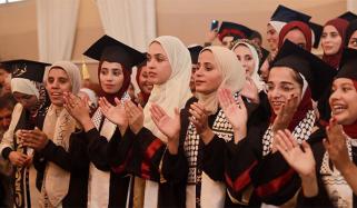 غزہ کی یونیورسٹی میں طالبات کا دورانِ جنگ تعلیم دینے پر پروفیسر کو خراج تحسین