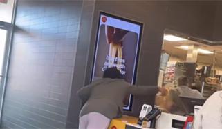 امریکا: آرڈر میں تاخیر پر خاتون نے گرما گرم کافی ریسٹورنٹ کے منیجر پر پھینک دی