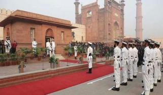 مزارِ اقبال پر پاک بحریہ کے دستے نے گارڈز کے فرائض سنبھال لیے