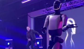 ایلون مسک کا انسان نما روبوٹ کے ساتھ ڈانس وائرل