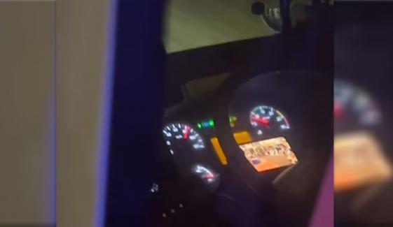 بس ڈرائیور کی ڈرائیونگ کے دوران ’بگ باس‘ دیکھتے ہوئے ویڈیو وائرل