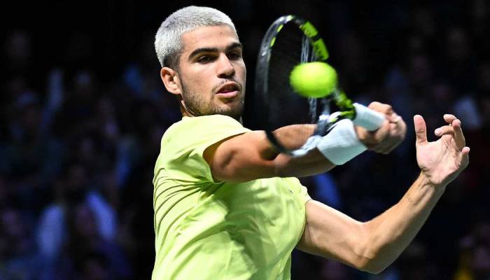 Carlos Alcaraz stuns at ATP Finals to keep year-end No.1 hopes alive