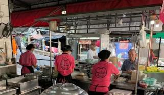 ’گھر کا ذائقہ نہیں ملتا‘، شکایت پر چینی باپ نے 900 کلومیٹر دور بیٹی کی یونیورسٹی کے قریب فوڈ اسٹال لگا لیا