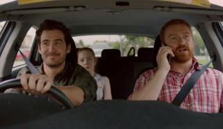 سرگودھا: ڈرائیور کے ساتھ بیٹھے شخص کے فون سننے پر ڈرائیور کا ای چالان