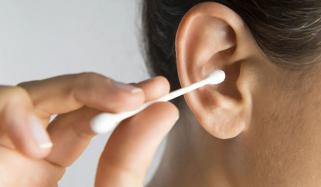 ماہرین نے روئی سے کان صاف کرنے والوں کو خبردار کر دیا