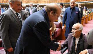 خورشید شاہ 27 ویں آئینی ترمیم پر ووٹ دینے کے لیے ویل چیئر پر پارلیمنٹ پہنچے