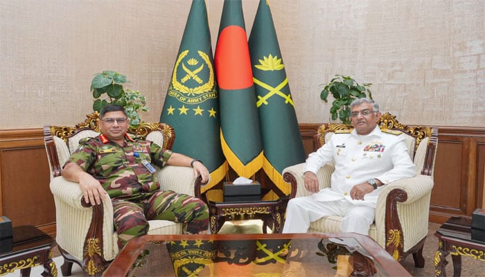 پاک بحریہ کے سربراہ کی بنگلہ دیشی آرمی چیف سے ملاقات کا ایک منظر(تصویر سوشل میڈیا)۔