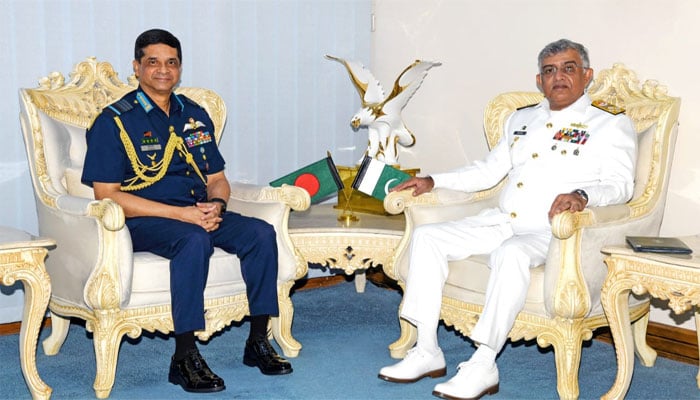 ایڈمرل نوید اشرف کی بنگلہ دیشی فضائیہ کے سربراہ سے ملاقات کی تصویر(سوشل میڈیا)