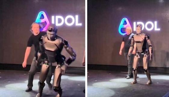 روسی انسانی روبوٹ افتتاحی تقریب کے دوران اسٹیج پر گر گیا، پرزے بکھر گئے