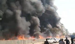 کراچی: لائٹ ہاوس کے قریب دکانوں میں آگ لگ گئی، آگ پر قابو پانے کی کوشش جاری