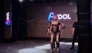 روسی انسانی روبوٹ افتتاحی تقریب کے دوران اسٹیج پر گر گیا، پرزے بکھر گئے