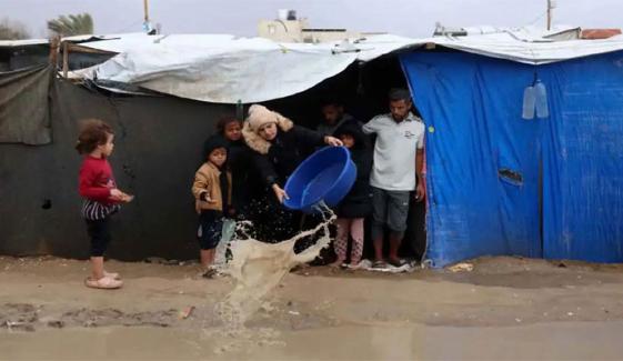 غزہ میں موسم سرما کی پہلی بارش، فلسطینیوں کے ہزاروں خیمے ڈوب گئے