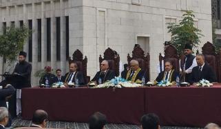 وفاقی آئینی عدالت کے ججز کی حلف برداری: پہلے مرحلے میں عدالت کے تین ججز نے حلف اٹھالیا 