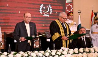 جسٹس امین الدین خان نے وفاقی آئینی عدالت کے پہلے چیف جسٹس کا حلف اٹھالیا