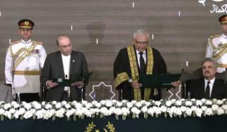 جسٹس امین الدین خان نے وفاقی آئینی عدالت کے پہلے چیف جسٹس کا حلف اٹھالیا