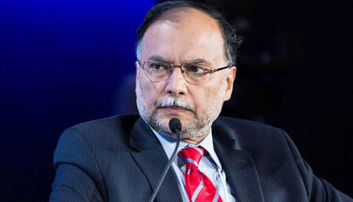 آئینی عدالت سے سپریم کورٹ اب اپنے اصل کام پر توجہ دے سکے گی: احسن اقبال - فوٹو: فائل