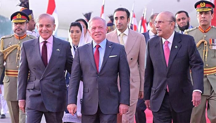 صدرِ مملکت آصف علی زرداری اور وزیراعظم شہباز شریف نے نور خان ایئر بیس پہنچنے پر ان کا استقبال کیا، فوٹو / پی آئی ڈی