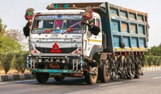 کراچی: ڈمپر میں ٹریکر نصب نہ ہونے پر ایک لاکھ روپے جرمانہ عائد