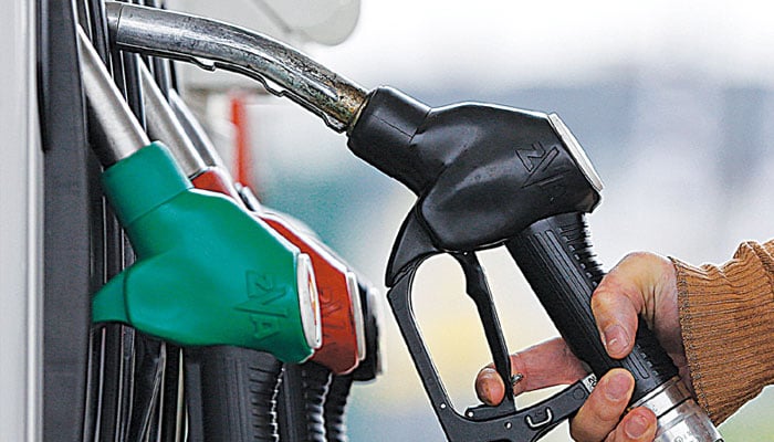 ڈیزل کی قیمت میں 6 روپے فی لیٹر اضافہ، پیٹرول کی قیمت برقرار