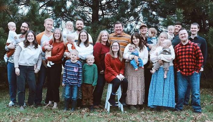 Septuplets are pictured with their spouses, source: MailUK