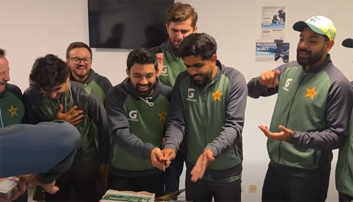 بابر اعظم اور محمد رضوان نے کس بات پر کیک کاٹا؟