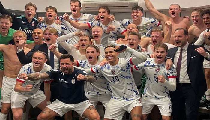 اطالوی فٹبال ٹیم کو ہرانے والی ناروے کی ٹیم کے کھلاڑی خوشی کا اظہار کر رہے ہیں۔