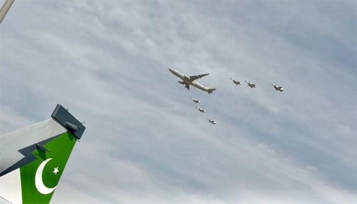 دبئی ائیر شو 2025 کا شاندار آغاز، جے ایف 17 توجہ کا مرکز