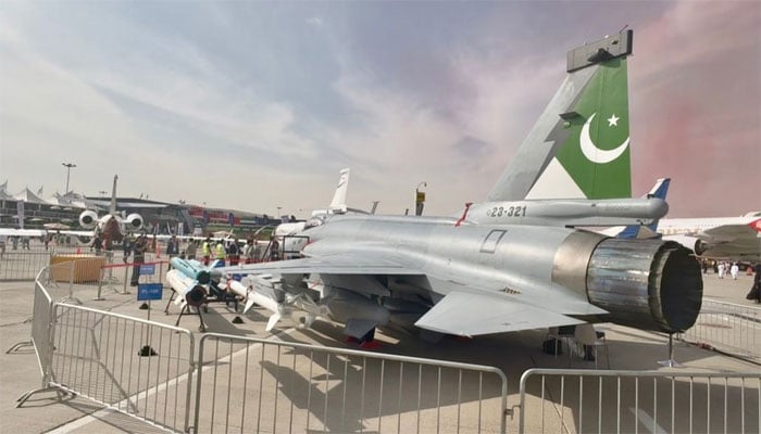 دبئی ائیر شو 2025 کا شاندار آغاز، جے ایف 17 توجہ کا مرکز