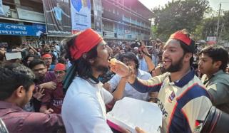 حسینہ واجد کی سزائے موت کے فیصلے پر ڈھاکا یونیورسٹی میں مٹھائیاں تقسیم، جشن منایا گیا 