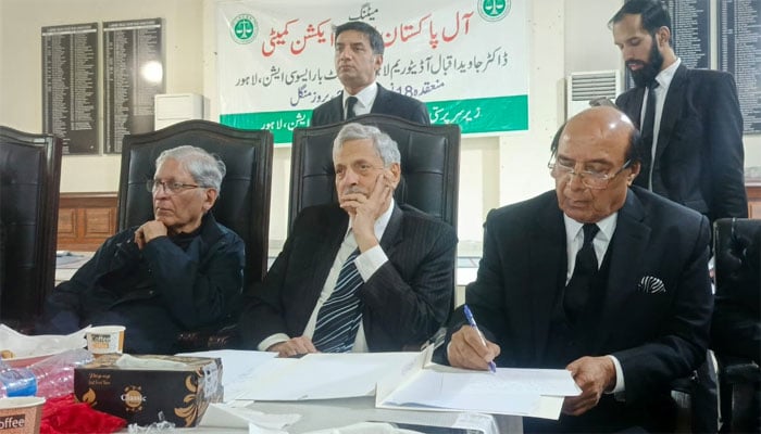 وکلاء ایکشن کمیٹی اجلاس، وفاقی آئینی عدالت کے بائیکاٹ کے مطالبے پر اختلاف