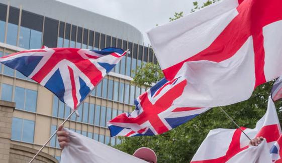 برطانیہ، 600 پناہ گزینوں کو فوجی کیمپ میں رکھنے کیخلاف احتجاج