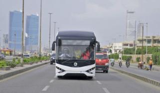 کراچی میں آئندہ ہفتے سے ڈبل ڈیکر، نئی ای وی بسیں چلانے کا فیصلہ