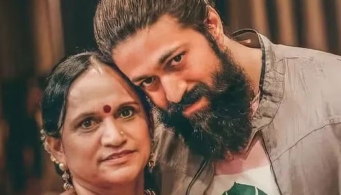 اداکار یش کی اپنی والدہ پشپلتھا کے ساتھ تصویر—بشکریہ بھارتی میڈیا