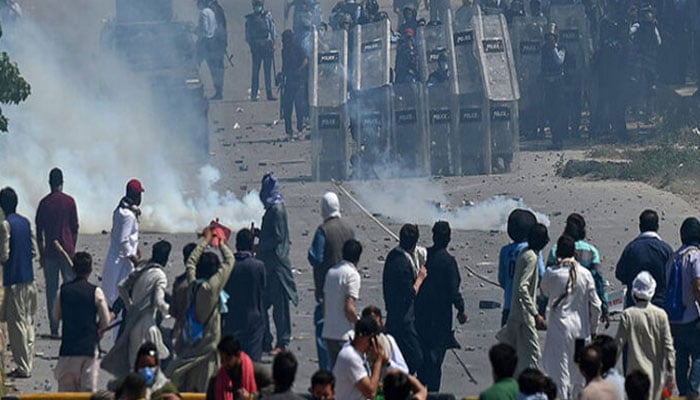 9 مئی کو شرپسند عناصر کی جانب سے کی گئی جلاؤ گھیراؤ کی کارروائی کا ایک منظر—فائل فوٹو