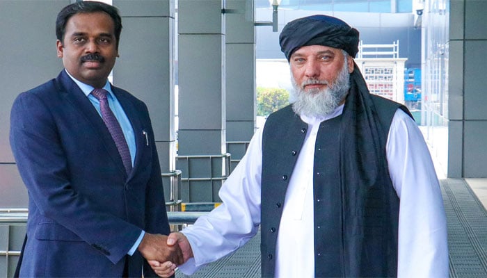 قائم مقام افغان وزیر تجارت اپنے بھارتی ہم منصب کے ساتھ(تصویر سوشل میڈیا)۔