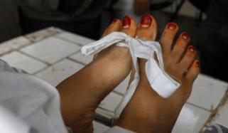 کراچی: بدر کمرشل فیز 5 میں خاتون کی موت کیسے ہوئی؟ گُتھی نہ سلجھی