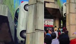 بھارت: کار زیر تعمیر پل کے دو حصوں کے درمیان پھنس گئی