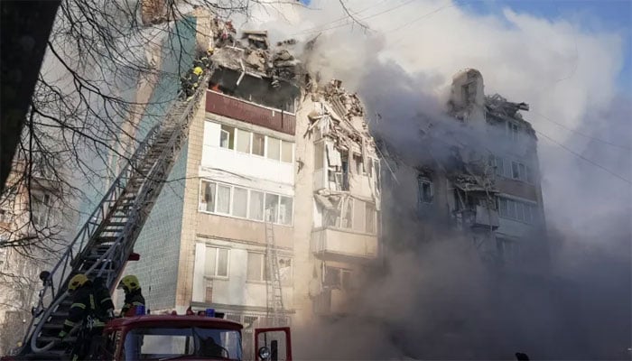 مغربی یوکرین کے شہر ٹرنوپول پر ہونے والے روسی حملے کے بعد کا ایک منظر—تصویر بشکریہ سوشل میڈیا