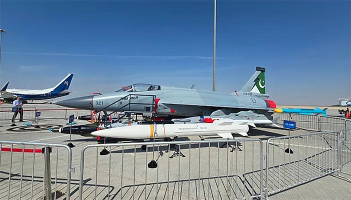 ایئر شو کے دوران جے ایف–17 تھنڈر بلاک تھری طیارہ خصوصی توجہ کا مرکز رہا۔فوٹو سوشل میڈیا