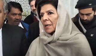 علیمہ خان 11 مرتبہ ناقابلِ ضمانت وارنٹ گرفتاری جاری ہونے کے بعد عدالت کے سامنے پیش ہو گئیں