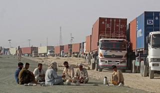 پاک افغان سرحد کی بندش کو 40 روز ہوگئے، گاڑیوں کی لمبی قطاریں