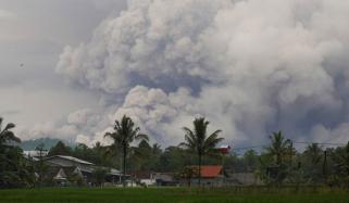 انڈونیشیا میں آتش فشاں پھٹنے کے بعد 900 افراد کو ریسکیو کرلیا گیا