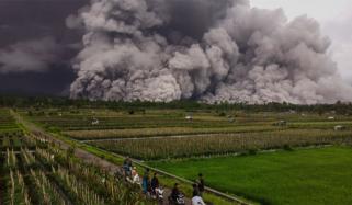 انڈونیشیا: آتش فشاں سیمیرو پھٹ گیا، کئی دیہات راکھ، مٹی، لاوے سے بھر گئے