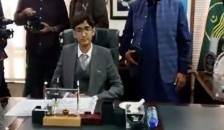وزیر تعلیم پنجاب نے بچوں کے عالمی دن پر اپنے عہدے کا چارج طالبعلم کو سونپ دیا