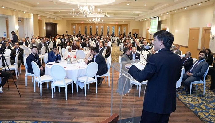 کینیڈا میں متعین پاکستانی ہائی کمشنر محمد سلیم تنظیم ’اوپن‘ کی سالانہ کانفرنس سے خطاب کر رہے ہیں