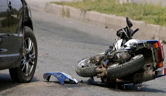 کراچی: گاڑی کی ٹکر سے موٹرسائیکل پر سوار خاتون پل سے گر کر جاں بحق