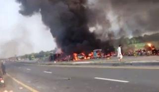 رحیم یارخان: آئل ٹینکر میں آگ لگنے سے ویلڈر سمیت 2 افراد جھلس کر جاں بحق